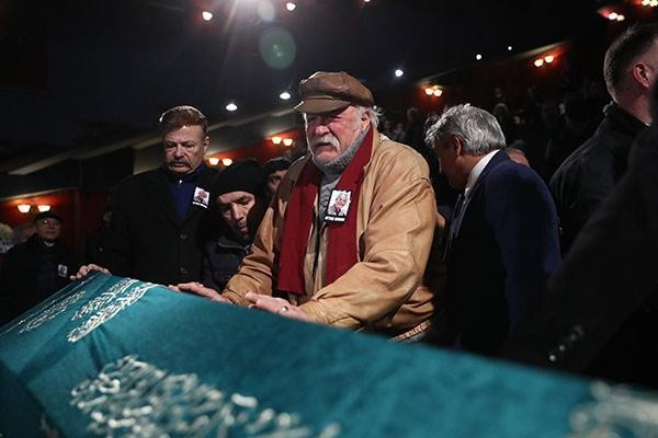 Xərçəngdən ölən aktyorla vida mərasimindən FOTOLAR